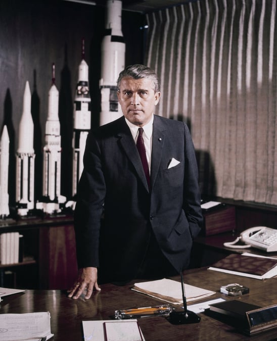 W. von Braun (parfois surnommé docteur Espace) dans son bureau à Huntsville, en 1964. Au fond, les maquettes de ses réalisations américaines.