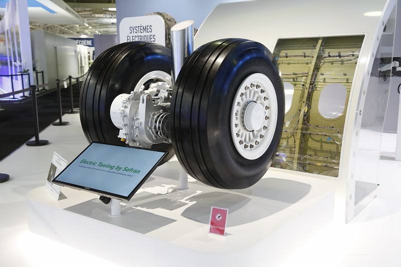 Le train électrique de Safran, développé avec Airbus, sera bientôt proposé comme solution de taxiage vert avec des économies intéressantes à la clé.