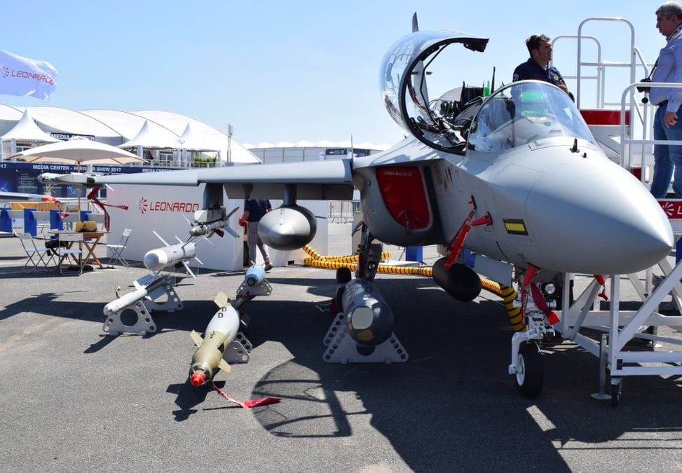 Le M346FA est présenté avec une partie de son armement.