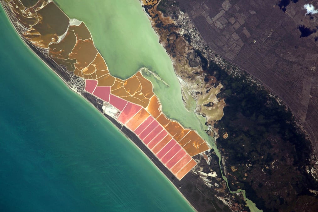 Les salins de Las Coloradas au Mexique, vus depuis l’ISS.