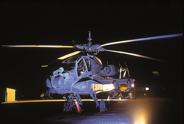 Les Apache israéliens sont examinés avant remise en service.