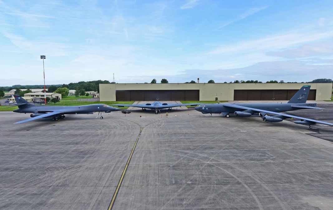 Un B-1, un B-2 et un B-52 alignés sur la base de Fairford au Royaume-Uni.