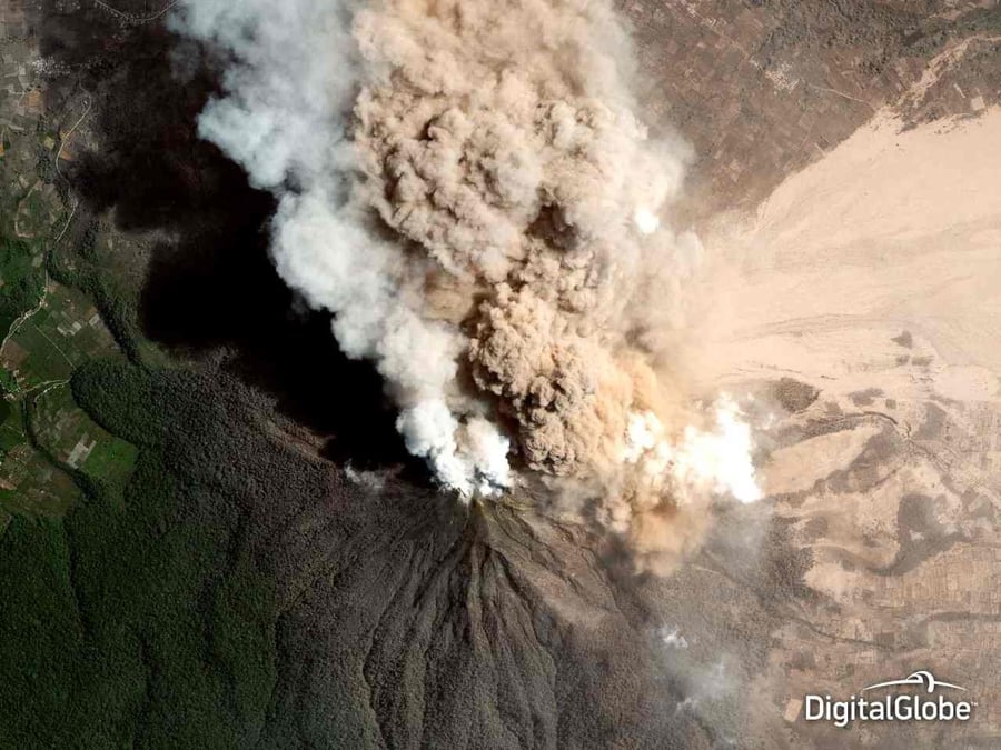 Éruption du Mont Sinabung (Indonésie) vue depuis l'espace le 23 janvier 2014.