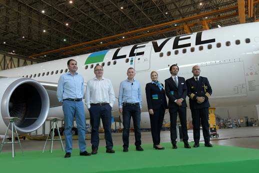 De gauche à droite : Javier Sanchez-Prieto (PDG de Vueling), Luis Gallego (PDG d'Iberia), Willie Walsh (PDG d'IAG).