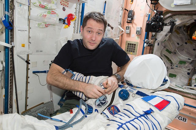 Atelier couture pour Thomas Pesquet, qui apose le logo de l'Expedition 51 sur sa combinaison Sokol.