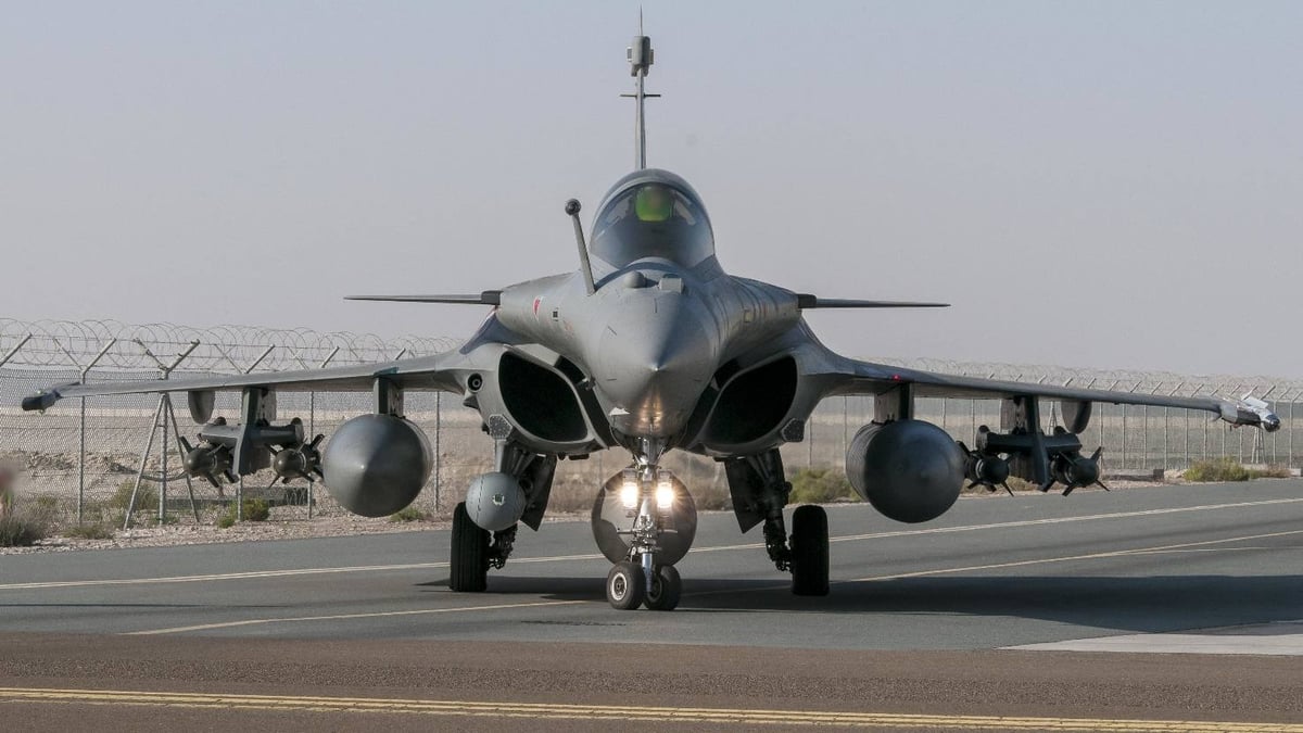 Un Rafale armé de quatre AASM se prépare à partir en mission depuis la BAP de Jordanie.