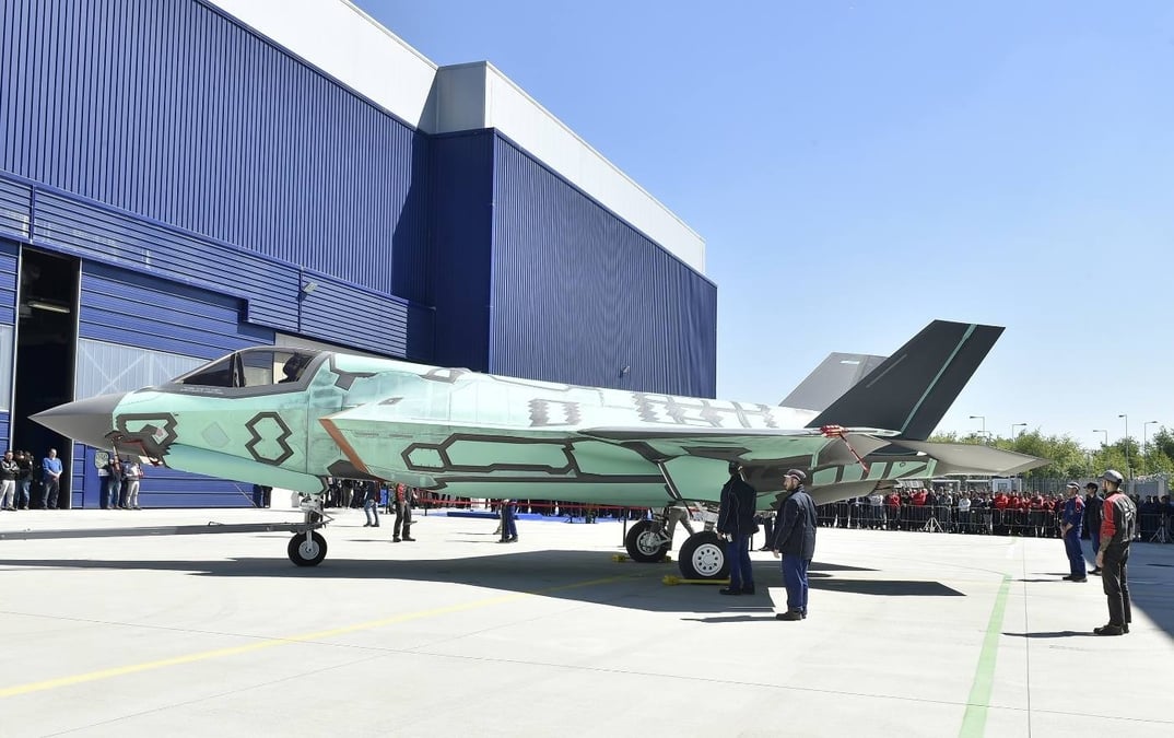 Le premier F-35B italien sort de la chaîne d'assemblage de Cameri.