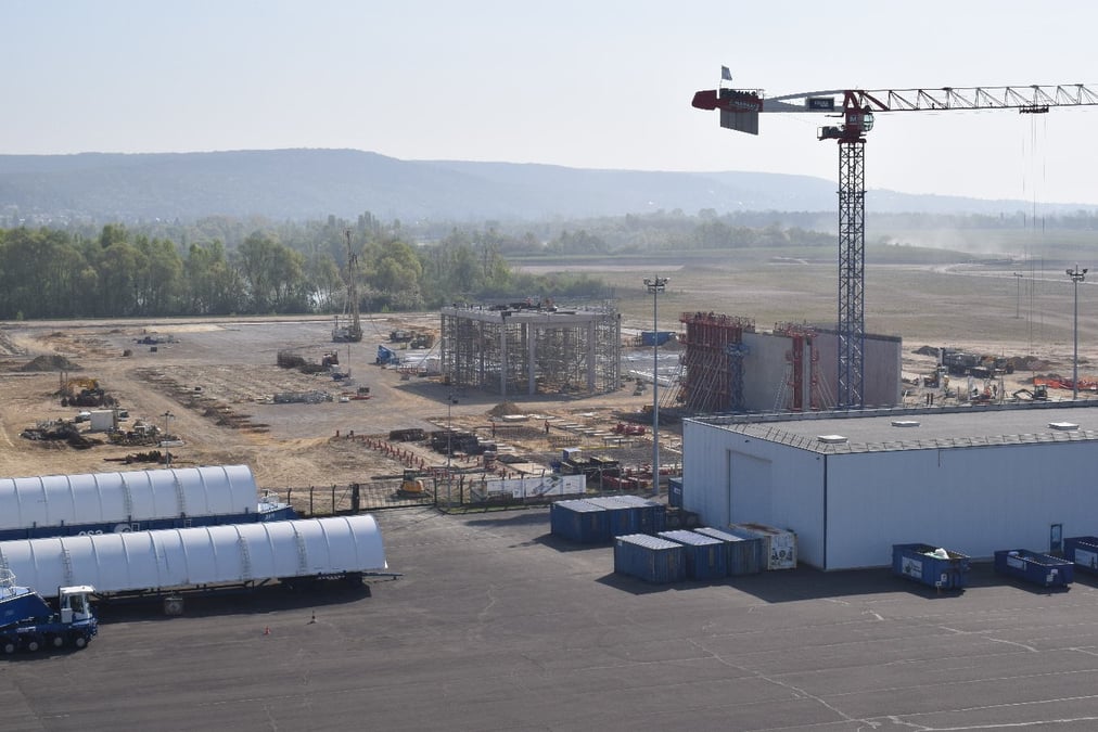 Parallèlement aux revues de conception, le chantier de construction de l'usine d'assemblage d'Ariane 6 se poursuit aux Mureaux.