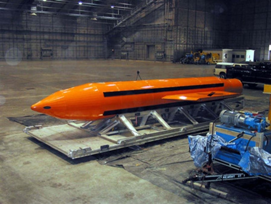 Les forces américaines en Afghanistan ont lancé une bombe MOAB sur les positions de l'Etat Islamique.