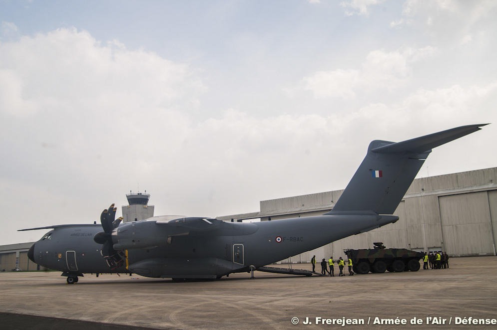 L'A400M a volé pour la première fois avec un VBCI à son bord.