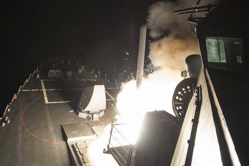L'US Navy a mené des frappes sur la base aérienne syrienne Al-Shayrat.