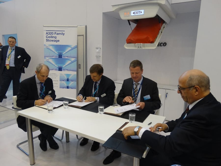 Les officiels d'Haeco et d'Airbus en signature sur le stand d'Haeco