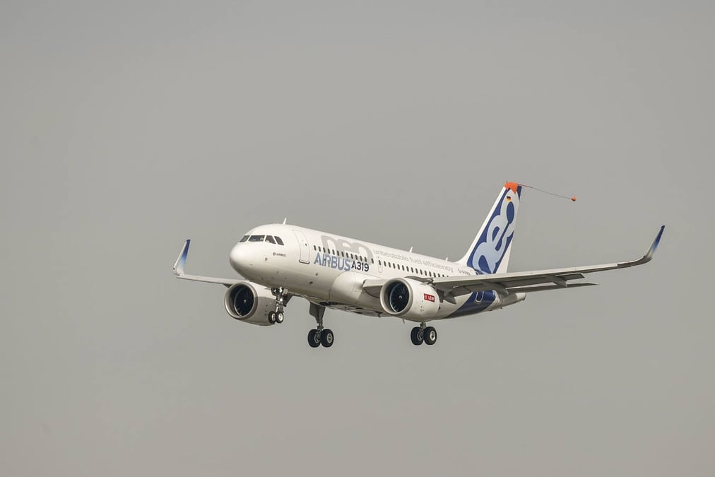 L'Airbus A319 lors de son atterrissage, à l'issue de son vol Hambourg-Toulouse qui fait ainsi débuter la campagne d'essais en vol de l'appareil.