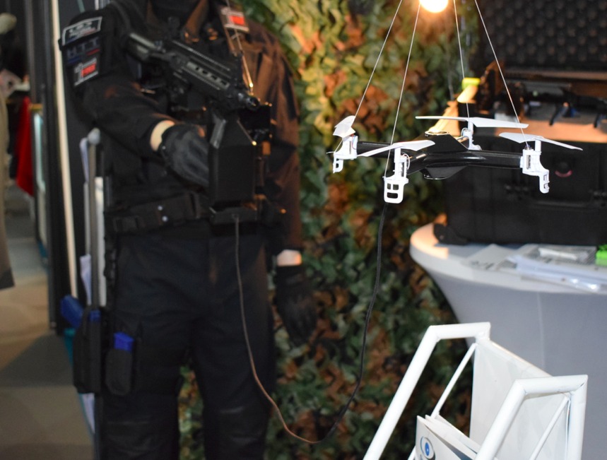 Le Dofin comprend un micro drone relié à une station de contrôle pouvant être fixée sur un fusil d'assaut.