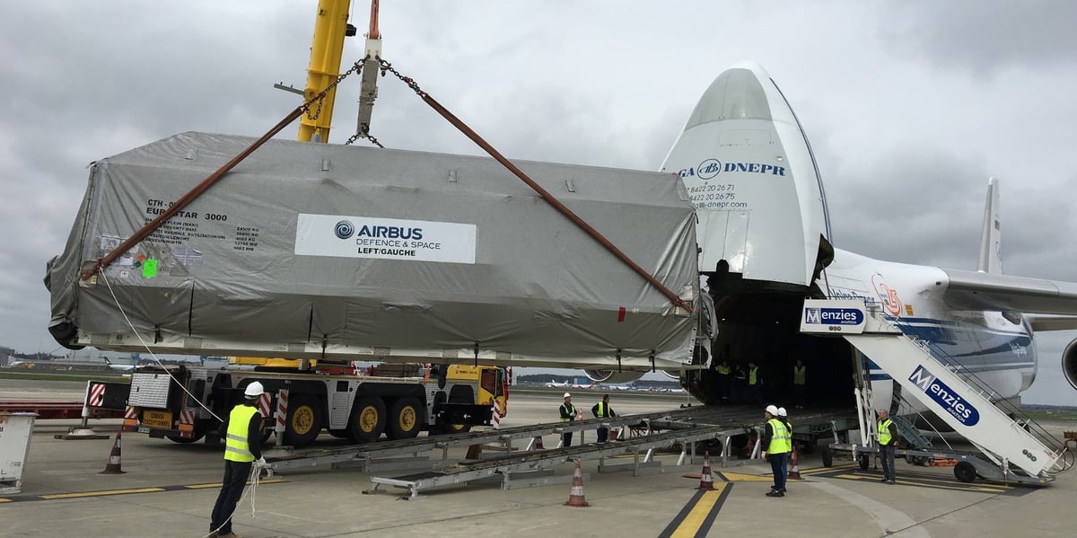 Eutelsat 172B dans son container de transport, chargé à bord d'un Antonov An-124 sur l'aéroport de Toulouse-Blagnac, le 20 mars dernier.