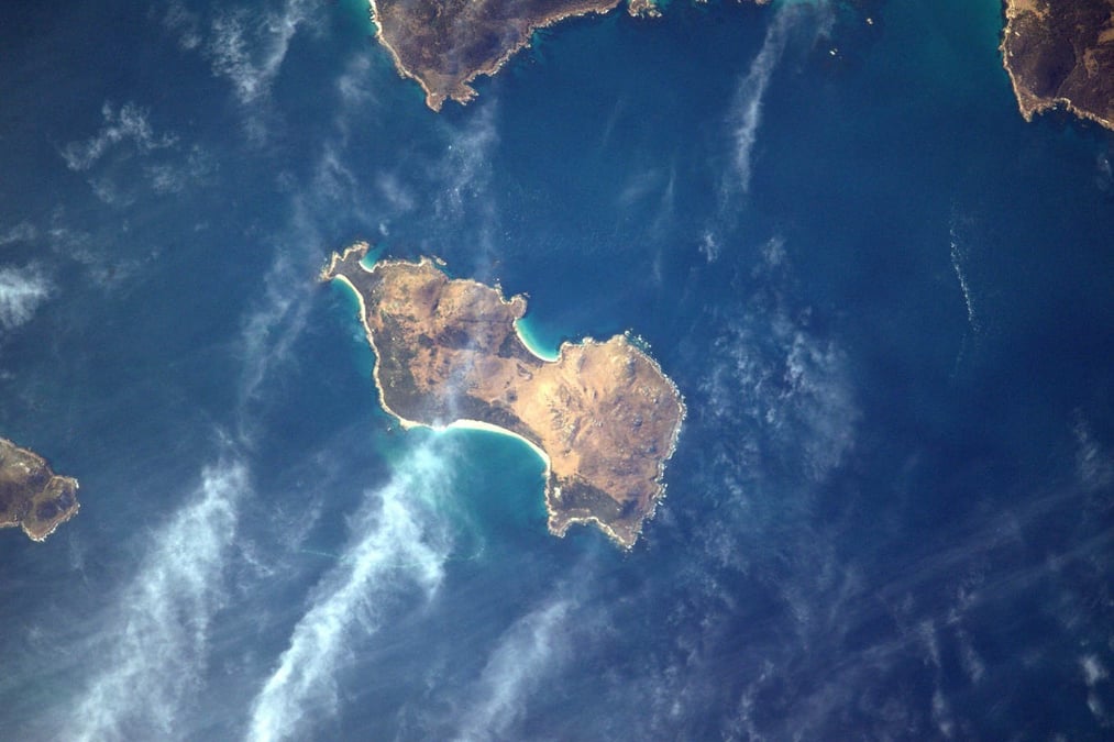 Une île de l’archipel Furneaux dans le détroit de Bass, vue depuis l’ISS.