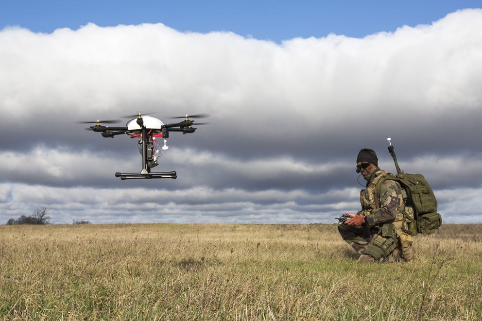 Un opérateur du CPA10 met en oeuvre un drone