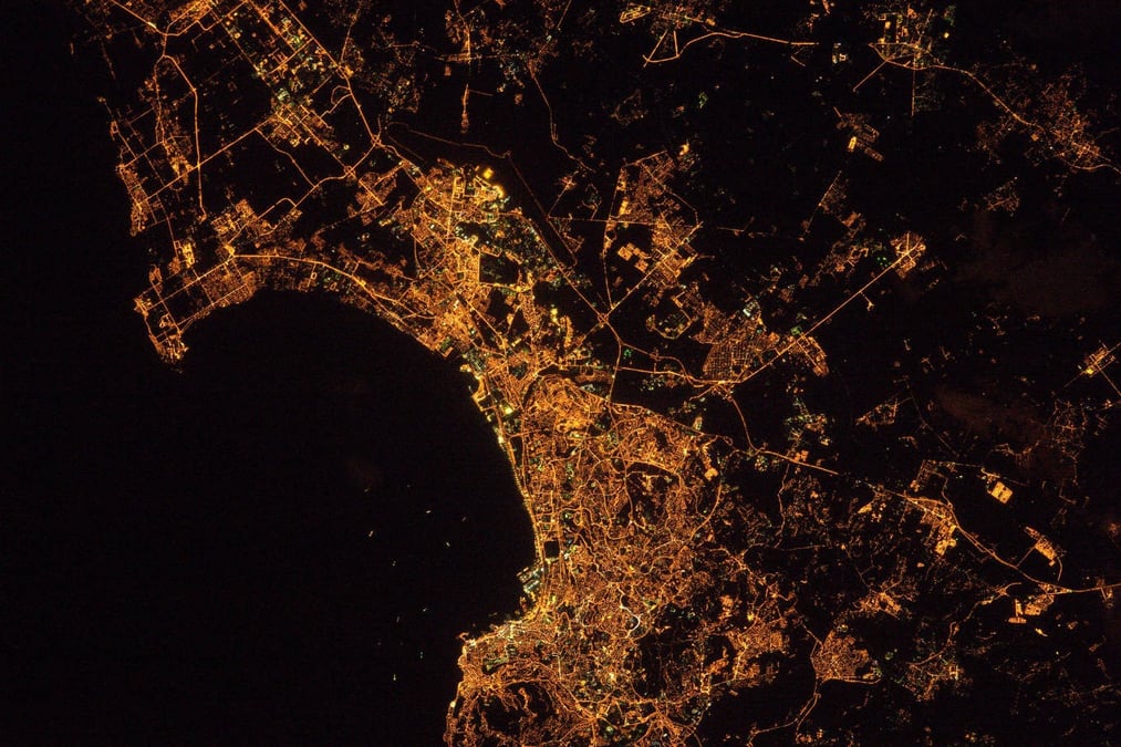 Alger de nuit, vue depuis l’ISS.