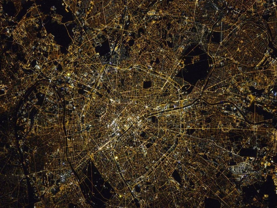 Paris la nuit, photographiée depuis l'ISS, le mois dernier.
