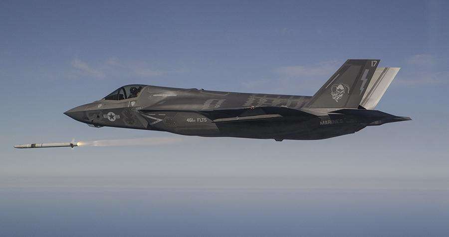 Ci-dessus, le tout premier tir d'un missile européen, de conception britannique, ASRAAM par un F-35.