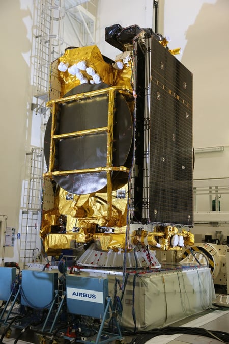 Eutelsat 172B en salle blanche à Toulouse.