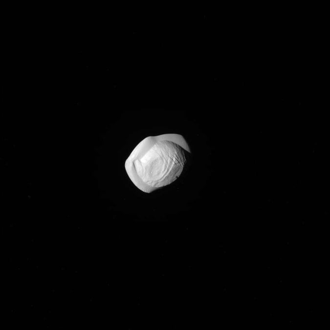 A une distance de 24 572 km, Pan se dévoile...