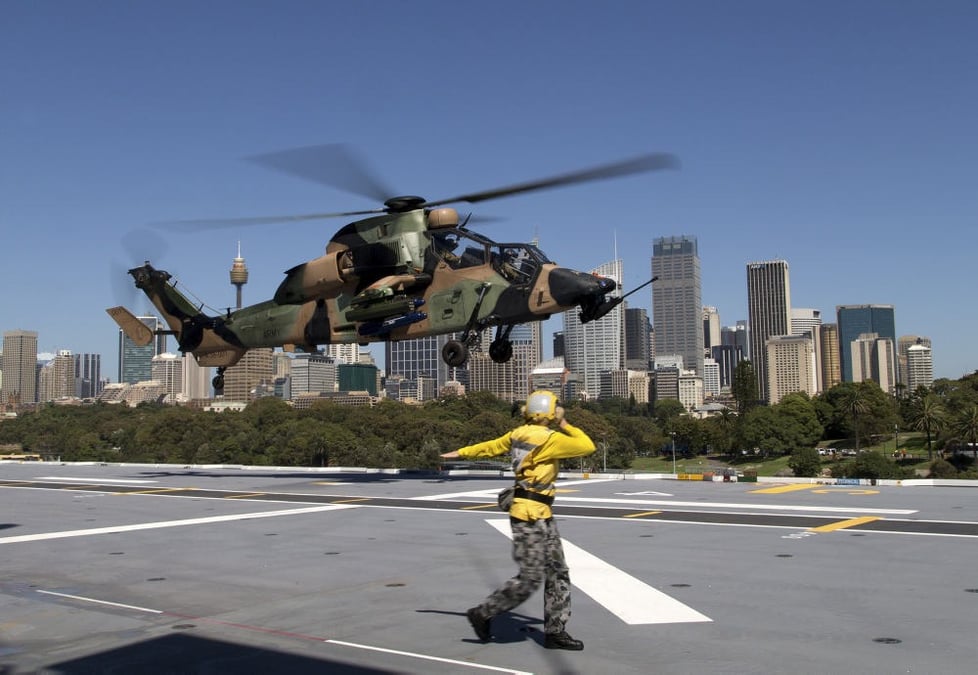 Appontage d'un Tigre sur le "Canberra" (A quai)