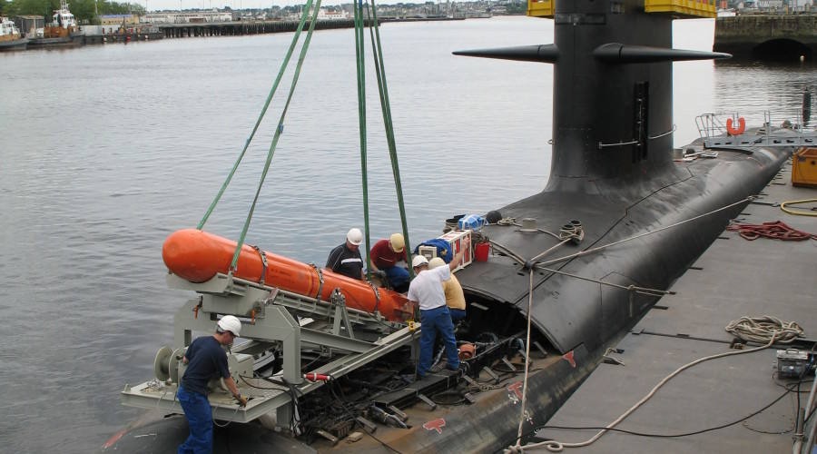 Chargement d'un SM 39 sur un sous-marin Scorpène