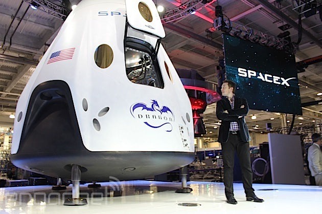 Elon Musk devant le Dragon Crew lors de sa présentation en mai 2014.