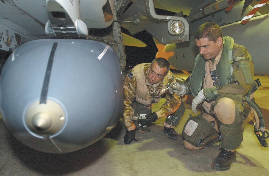 Inspection du missile MBDA SCALP/Storm Shadow avant le départ en mission