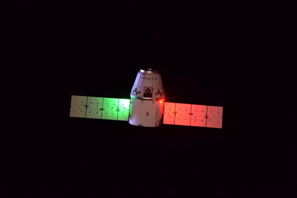 Le Dragon CRS-10 à l'approche, avec ses feux de signalisation.