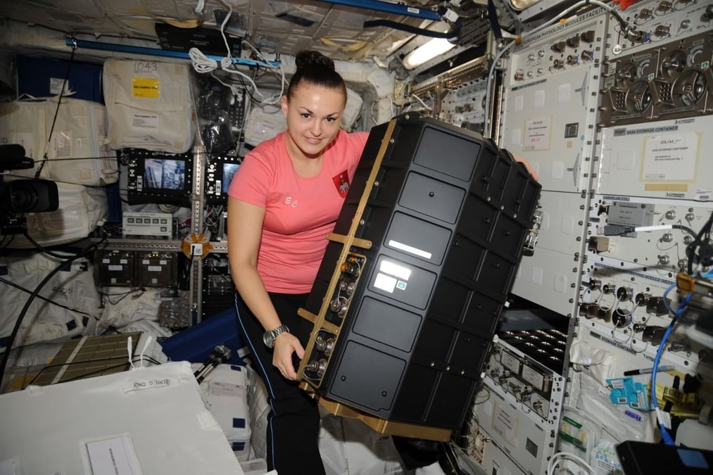 La cosmonaute Elena Serova installe l'instrument PK-4, en novembre 2014.