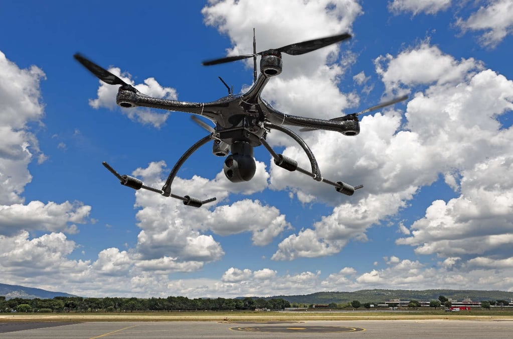Le drone ASV30 d'Azur Drones équipé d'une boule optronique gyrostabilisée.