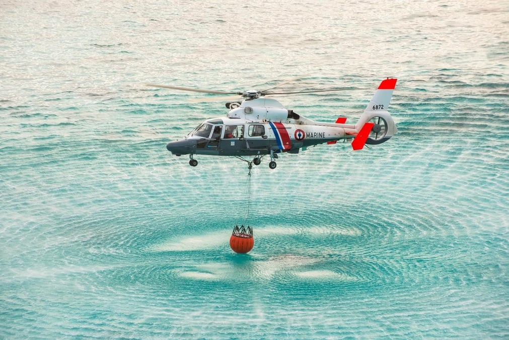 Les Dauphin N3+ de la Marine, basés à Tahiti, peuvent desormais lutter contre les feux de brousse