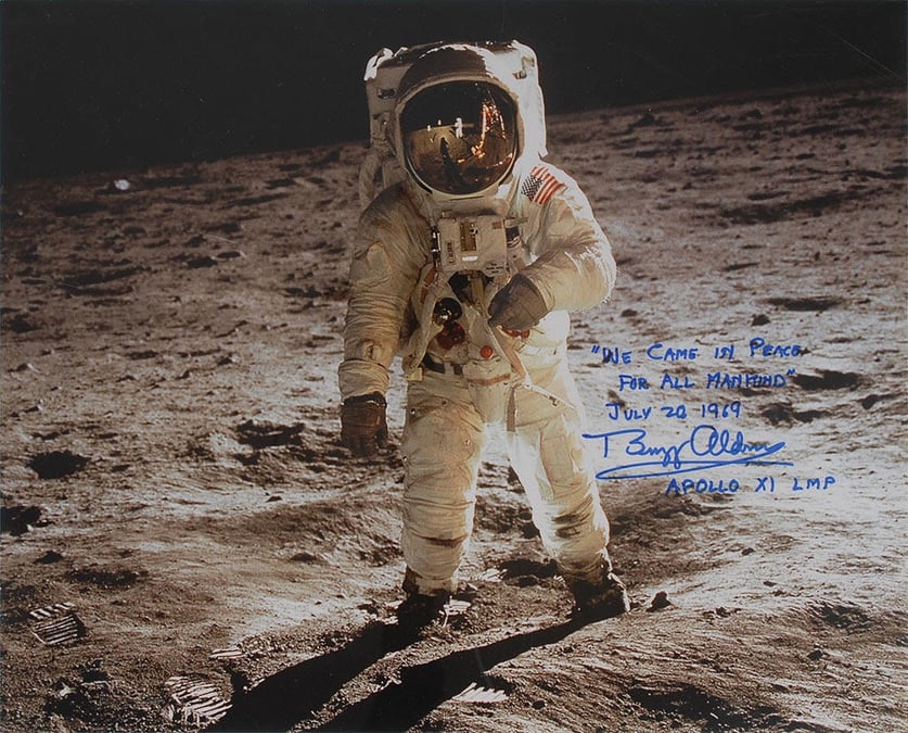 Photo dédicacée de Buzz Aldrin sur la Lune, dans la nuit du 20 au 21 juillet 1969.