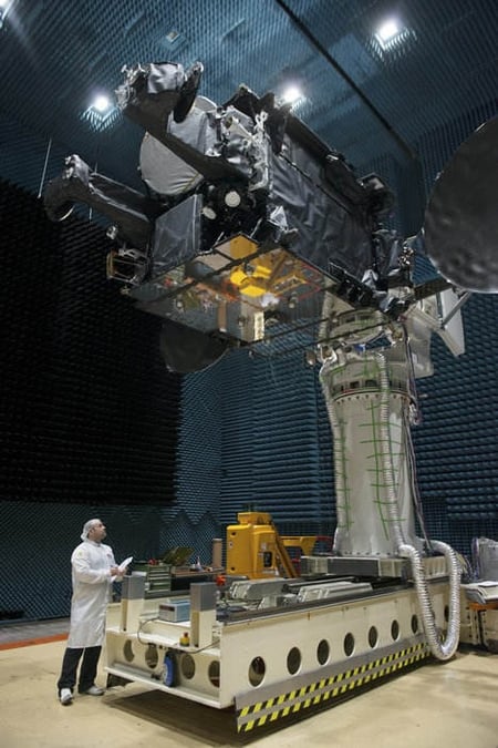 Hispasat 36W-1 dans les installations d’essais d’Airbus Defence and Space à Ottobrunn (Allemagne), en septembre 2016.