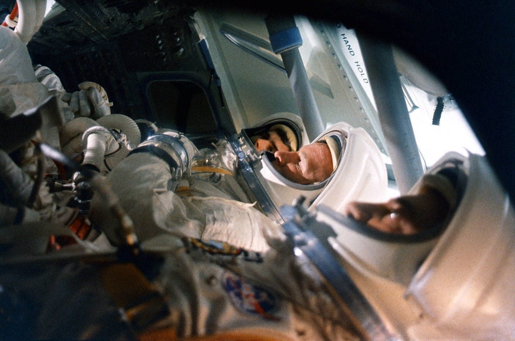 Chaffee (au fond), White et Grissom dans le simulateur du module de commande Apollo.