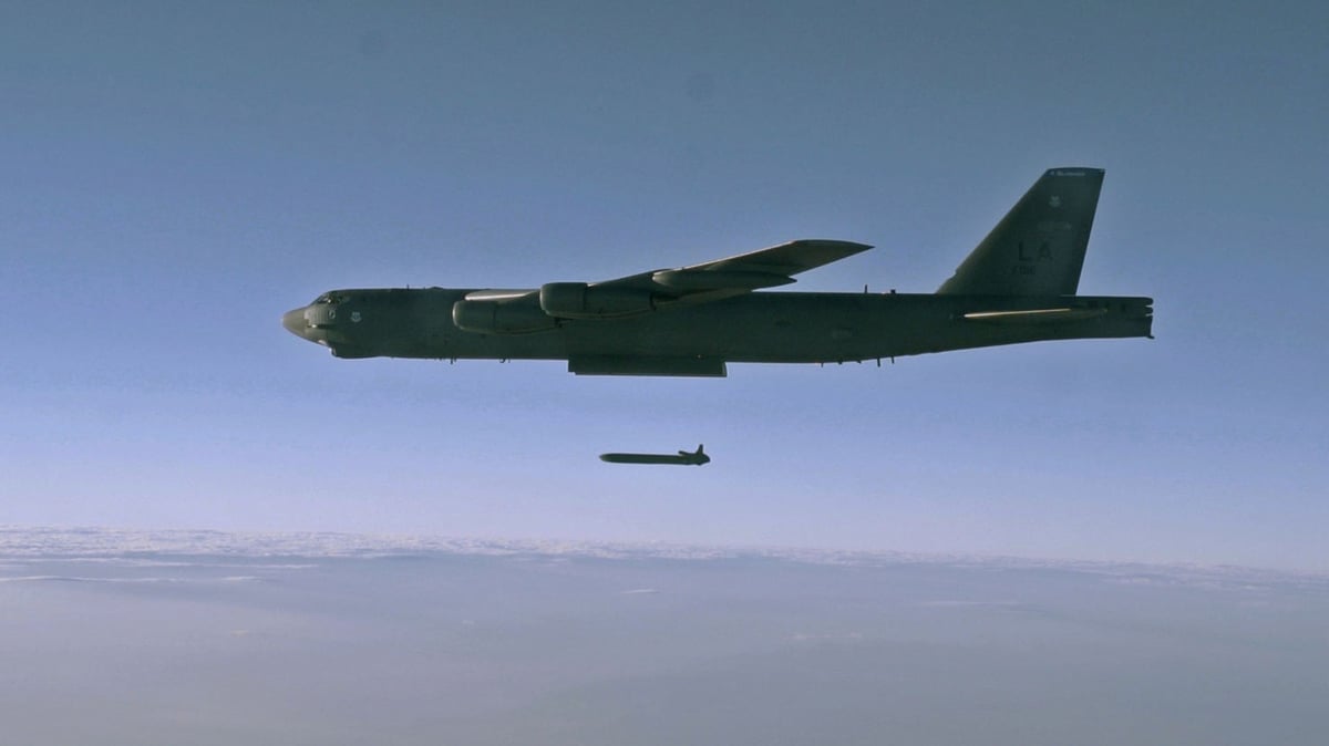 B-52 larguant un missile AGM-86B