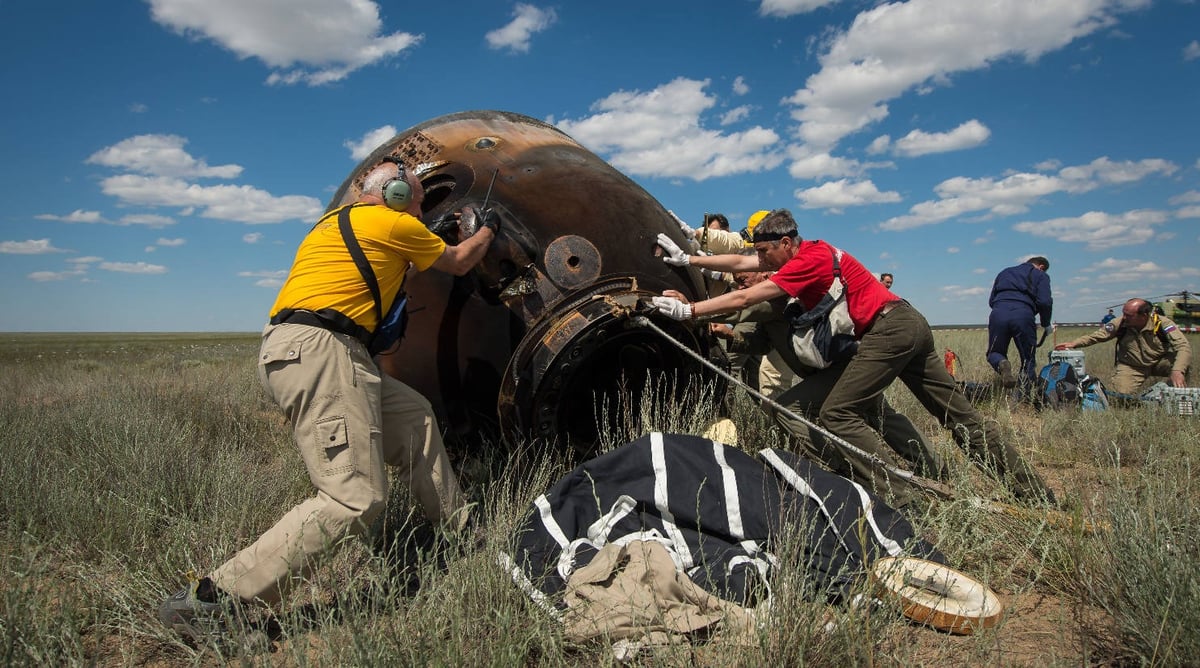 Récupération du Soyouz TMA-19M dans les steppes du Kazakhstan.