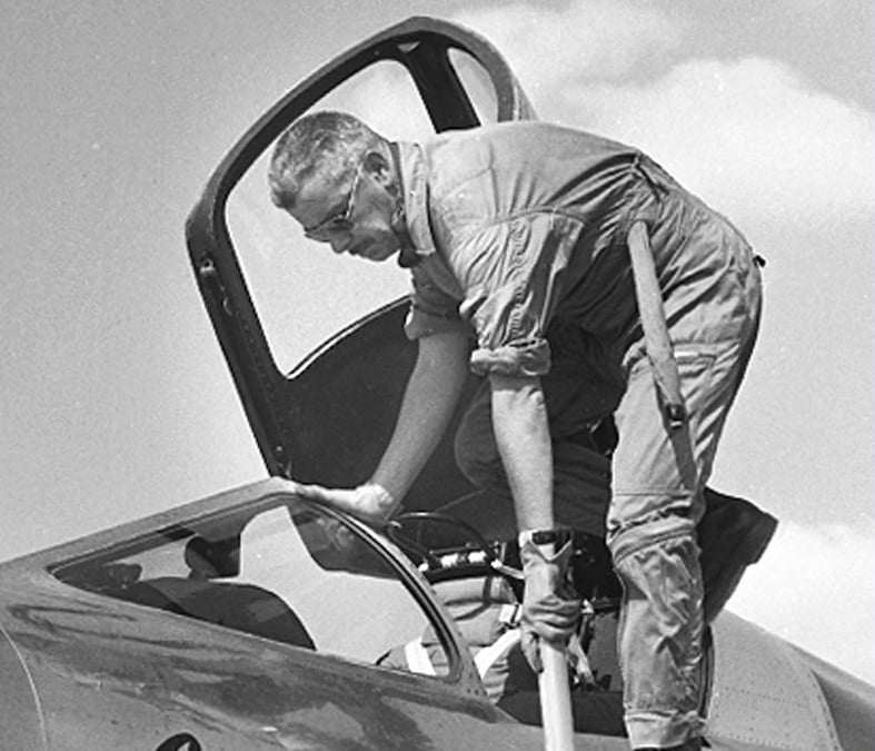 Roland Glavany fut également pilote d'essais du Mirage IV, après avoir franchi Mach 2 sur le Mirage IIIA-01.