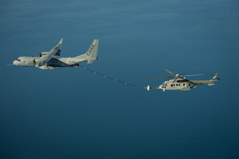 Ravitaillement d'un Caracal par un C-295