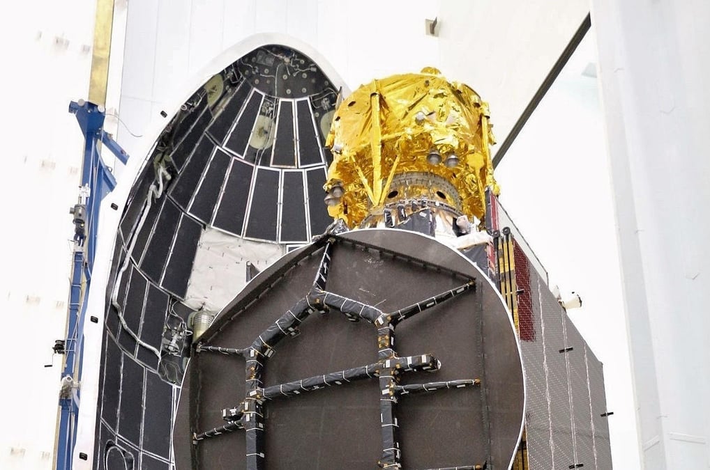La sonde en position haute du Falcon 9 avant l'encapsulation