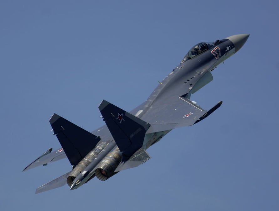 Le Su-35 en démonstration lors du salon MAKS