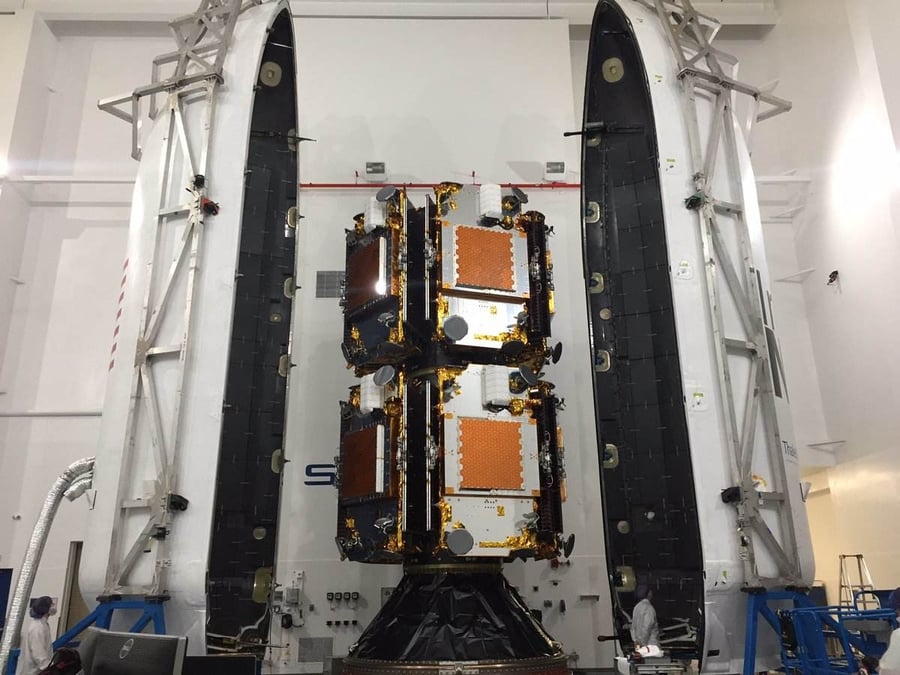 Encapsulage des satellites Iridium fin décembre au somment du lanceur Falcon 9.