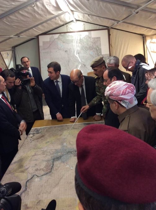 Le Président et le ministre d la défense français devant les cartes de la bataille de Mossoul