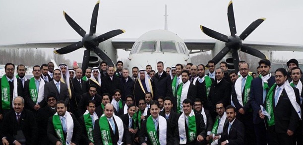 La délégation saoudienne venue assister au "Roll Out" pose devant l'An-132