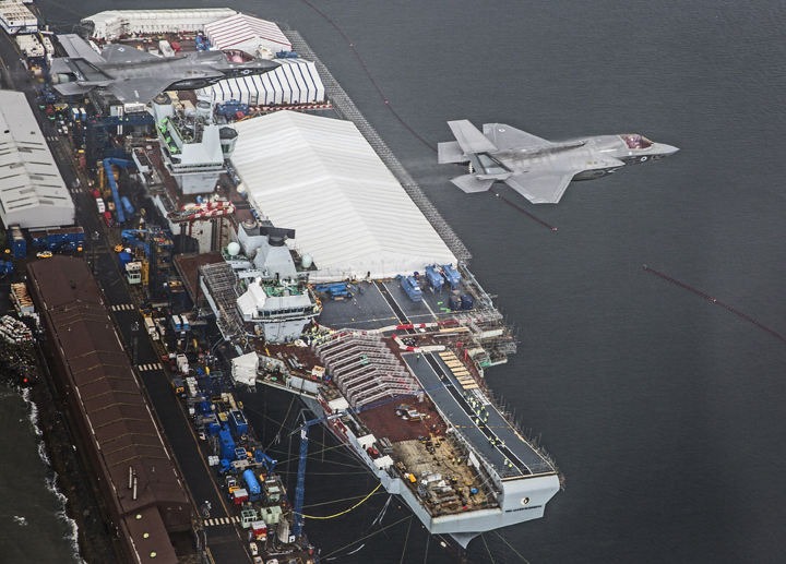 Un F35 survolant le HMS Queen Elizabeth