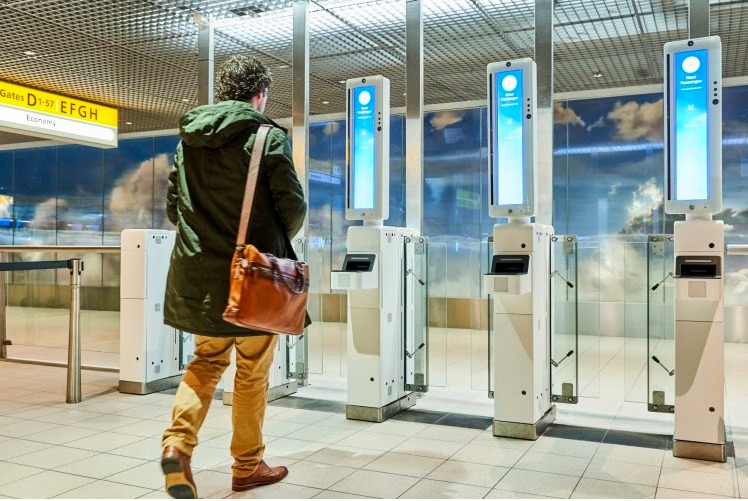 Les "eGates" à Amsterdam-Schiphol