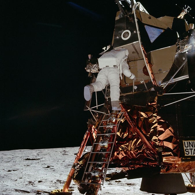 Mission Apollo 11 - L’astronaute Edwin E. Aldrin Jr. sort du module lunaire « Eagle » et s’apprête à marcher sur la Lune le 21 juillet 1969. Photo prise par Neil A. Amstrong.
