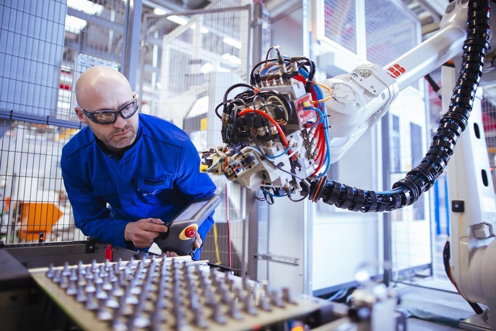 Un des robots en pleine action de la ligne de fabrication de pales de turbine d'hélicoptères